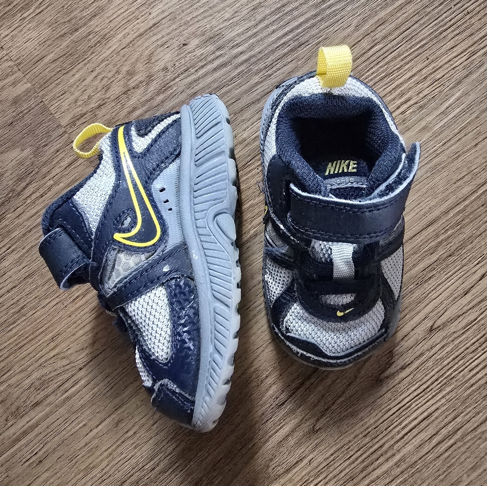 Nike Sneakers 4c